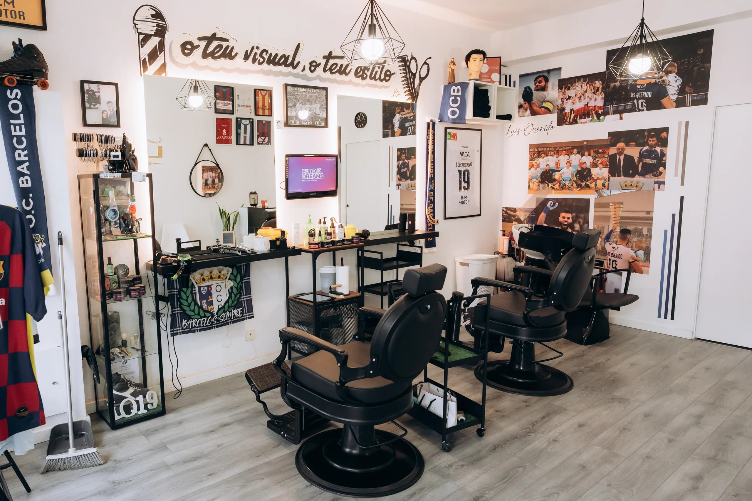 A sala da LQ19 Barbearia, com as cadeiras, fotografias e camisolas do Óquei Clube de Barcelos