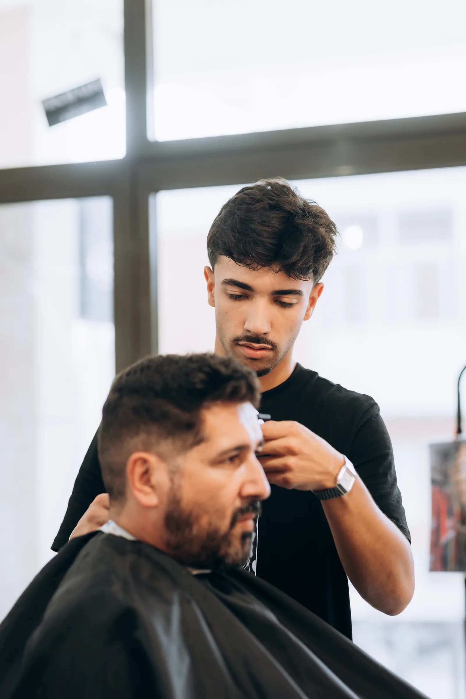 Gonçalo a trabalhar no corte de um cliente