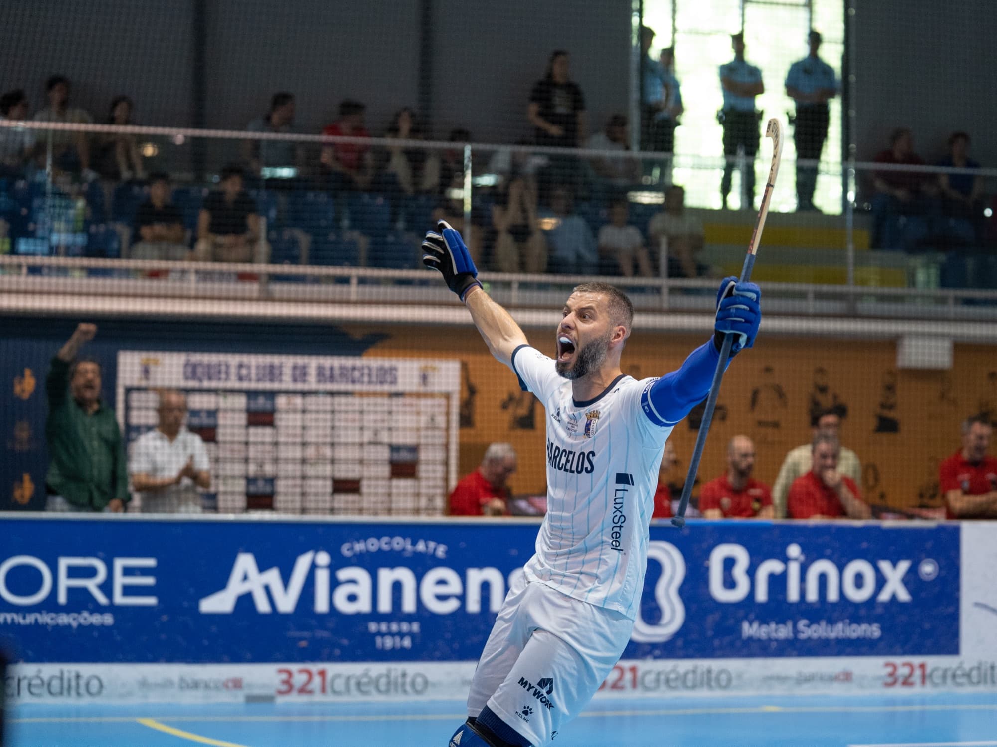 Luís Querido a festejar com a camisola do Óquei Clube de Barcelos